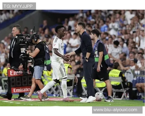 氛围轻松，维尼修斯在训练中穿裆主帅阿隆索的故事：品牌X训练装备的魅力演绎